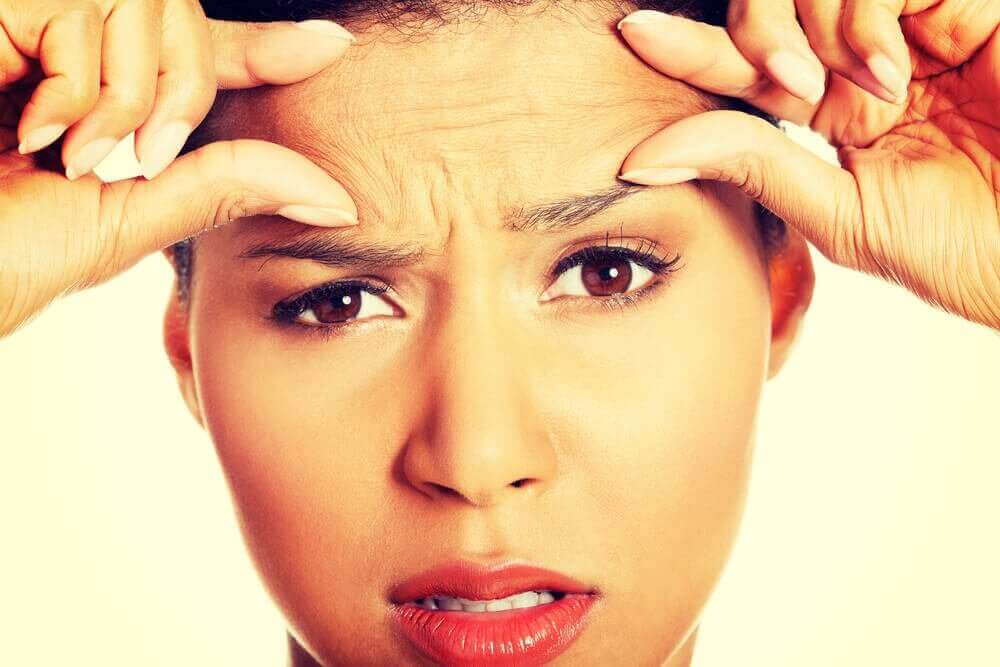 kadının alnı kırışık