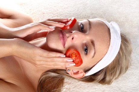 kadın domates maskesi yapıyor