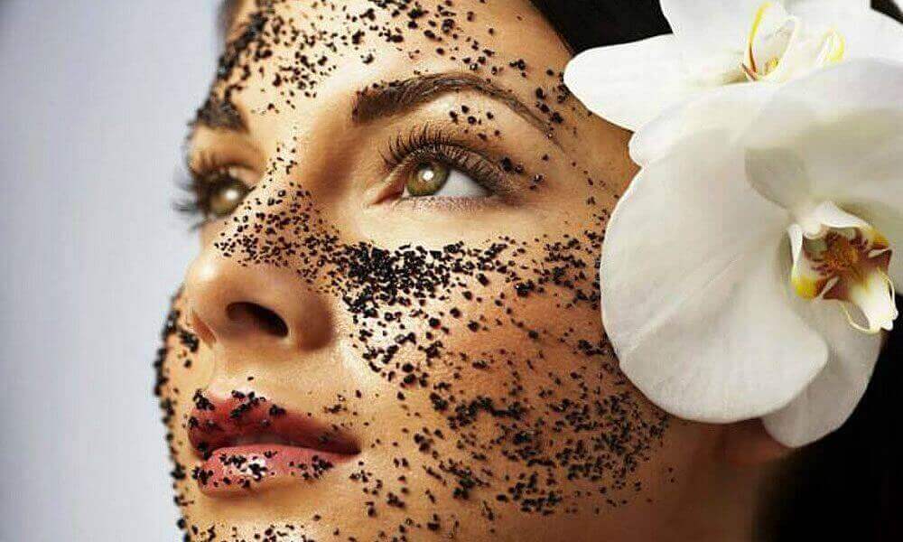 kadın kahve maskesi yapmış