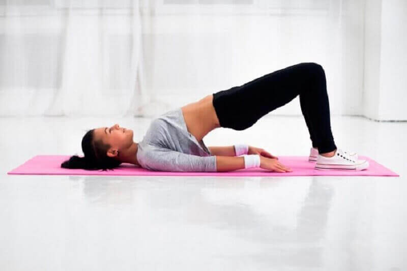 kadın köprü hareketi yapıyor