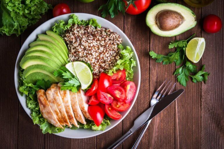 avokado tavuk ve kinoalı salata