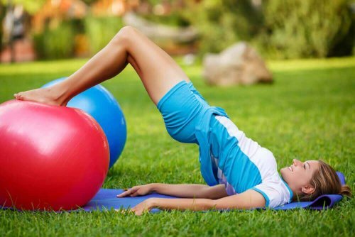 köprü hareketi çimler kadın