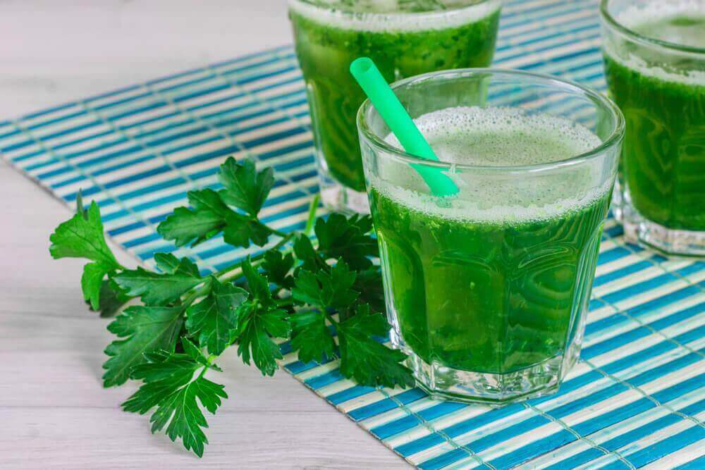 bardakta yeşil smoothie
