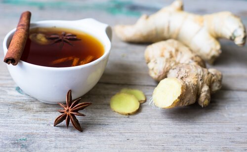 tarçın çayı ve zencefil parçası