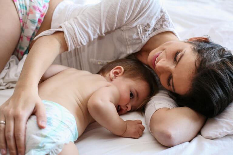 bebeğiyle uzanan anne