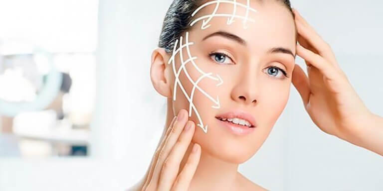 yanağını tutan kadın