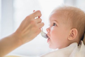 Bir Bebeğe Yedirmemeniz Gereken 8 Zararlı Yiyecek