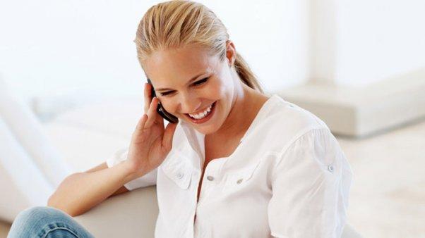 telefonla konuşan kadın