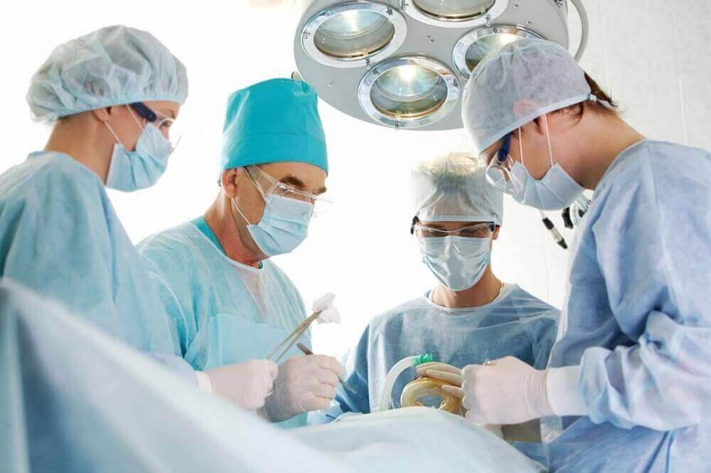 ameliyat yapan doktorlar
