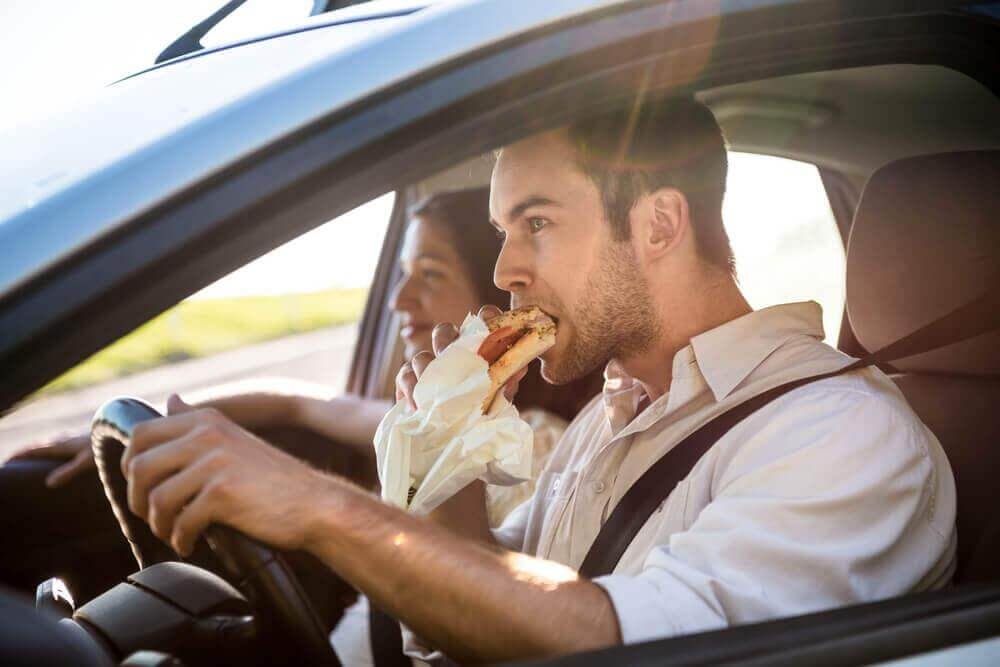 araba sürerken yemek yemek