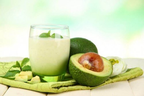 Tropikal avokadolu smoothie