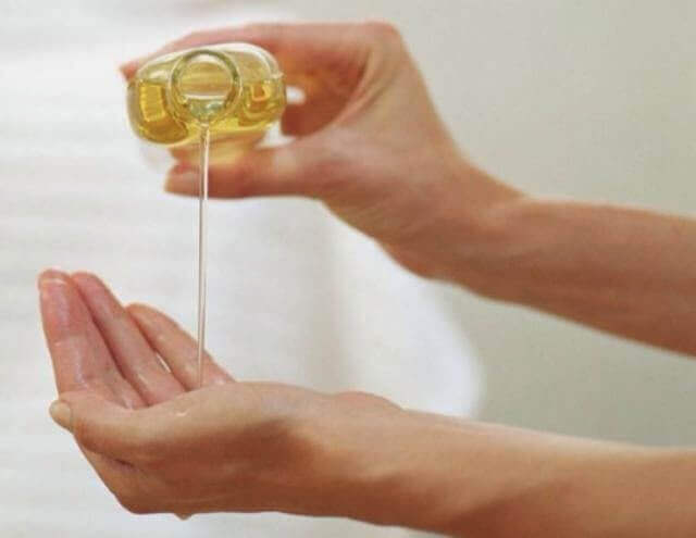 elleri badem yağı ile temizlemek