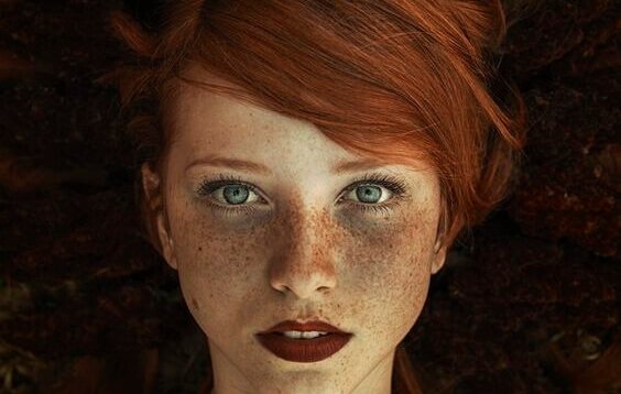 çilli turuncu saçlı kız