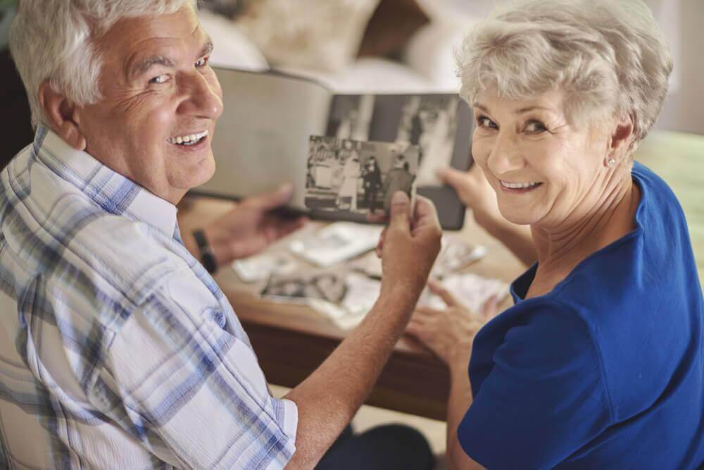 eski fotoğraflara bakan çift