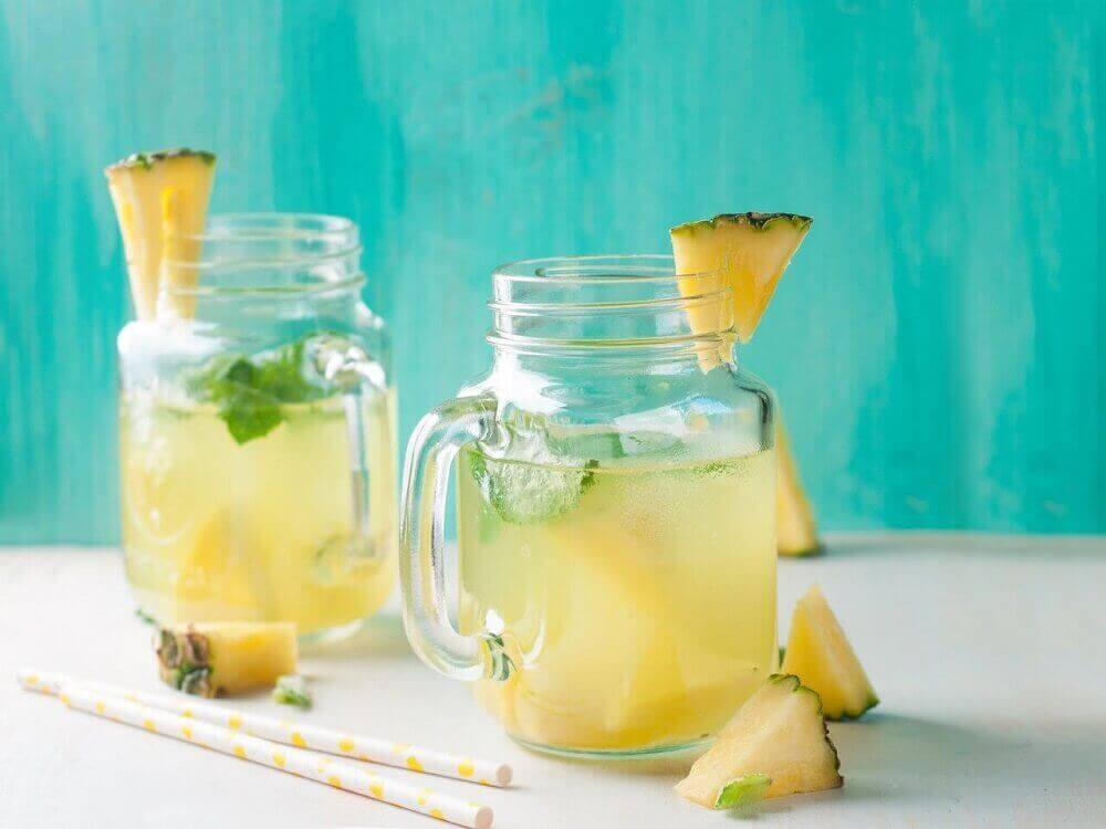 iki sürahi ananas suyu
