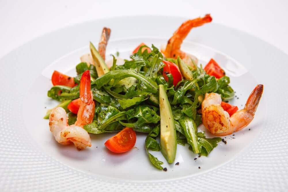 tabakta karides ve sebzeler