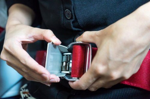 kemerini bağlayan veya açan insan