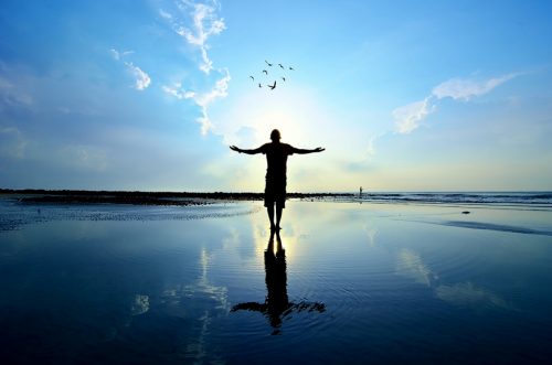 kollarını gökyüzüne açmış adam