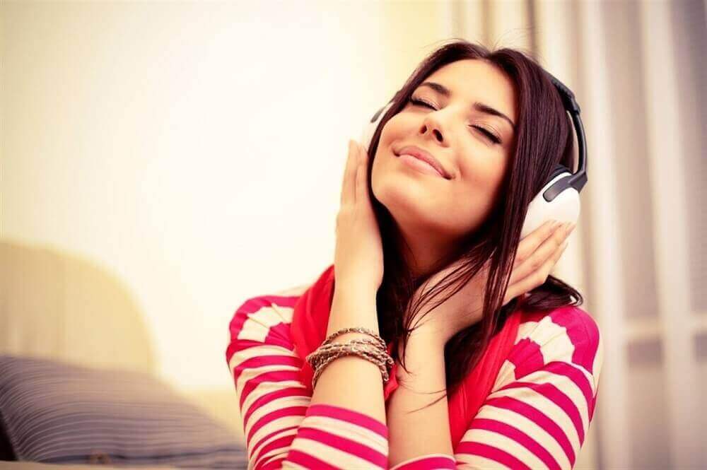 kadın müzik dinliyor