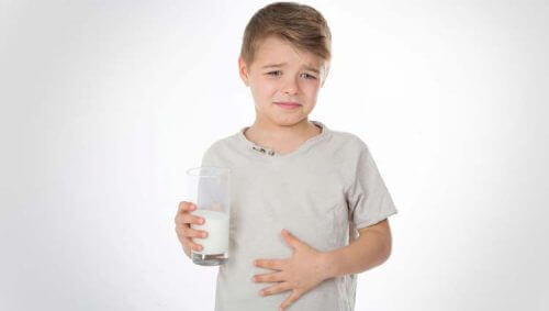 süt içtiği içi midesini tutan çocuk