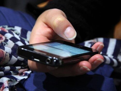 telefon ekranı ve onu tutan el