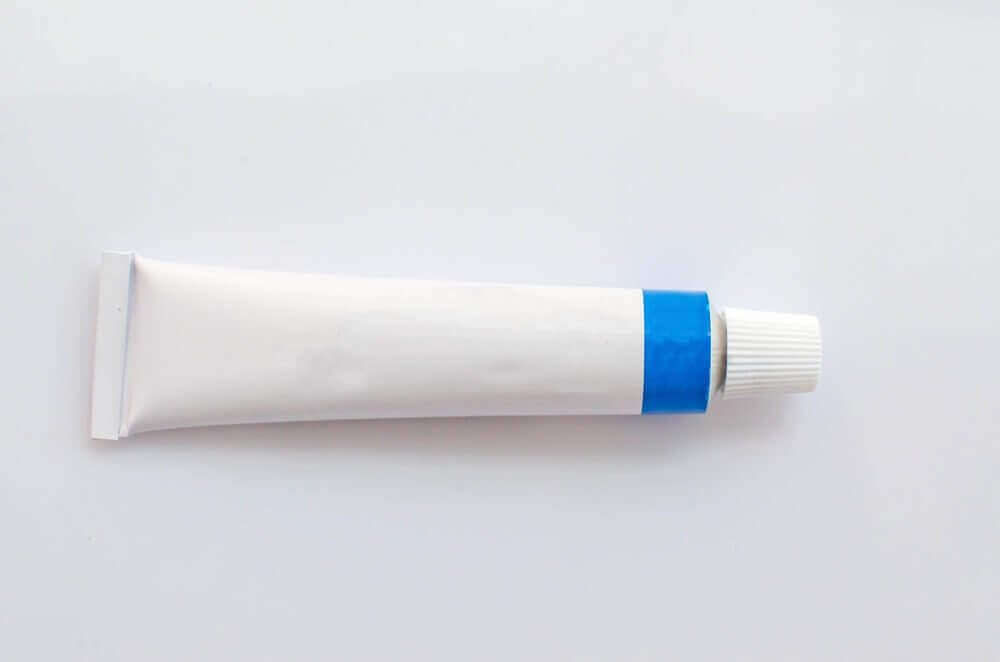 tüp içinde isimsiz krem