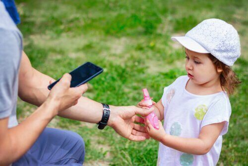 yabancıdan bir şey alan çocuk