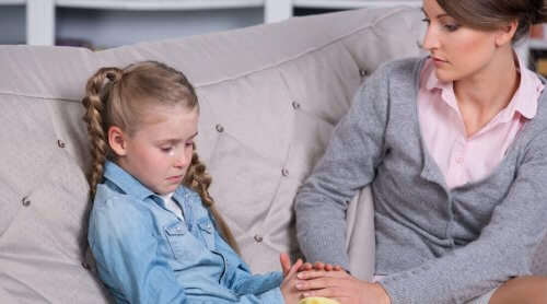 annesinin elinden tutmuş ağlayan kız