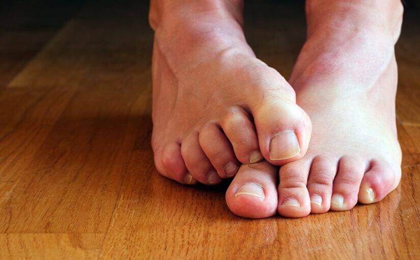 üst üste duran ayaklar