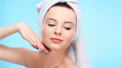 başında havlu olan kadın