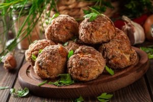 Parmaklarınızı Yiyeceğiniz Patlıcanlı Köfte Tarifi