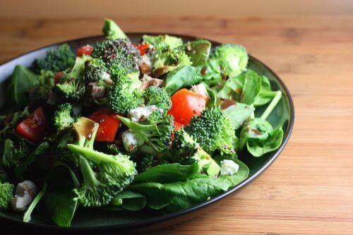 brokoli ve domatesli salata