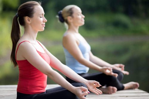 dışarıda yoga yapan kadınlar