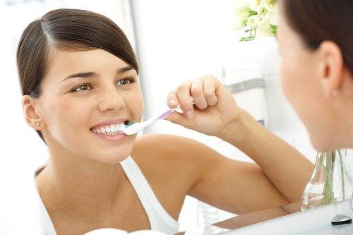 dişleri fırçalayan kadın