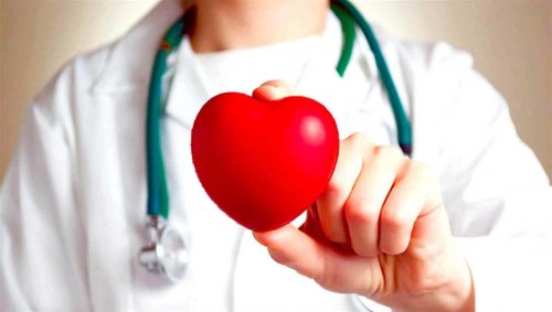 elinde kalp tutan doktor
