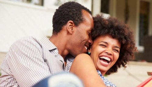 sarılan ve gülen çift