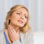 kadının boynu ağrıyor