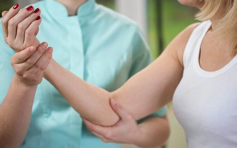 kadın koluna baktırıyor