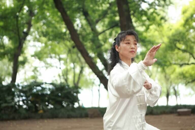 kadın karate yapıyor