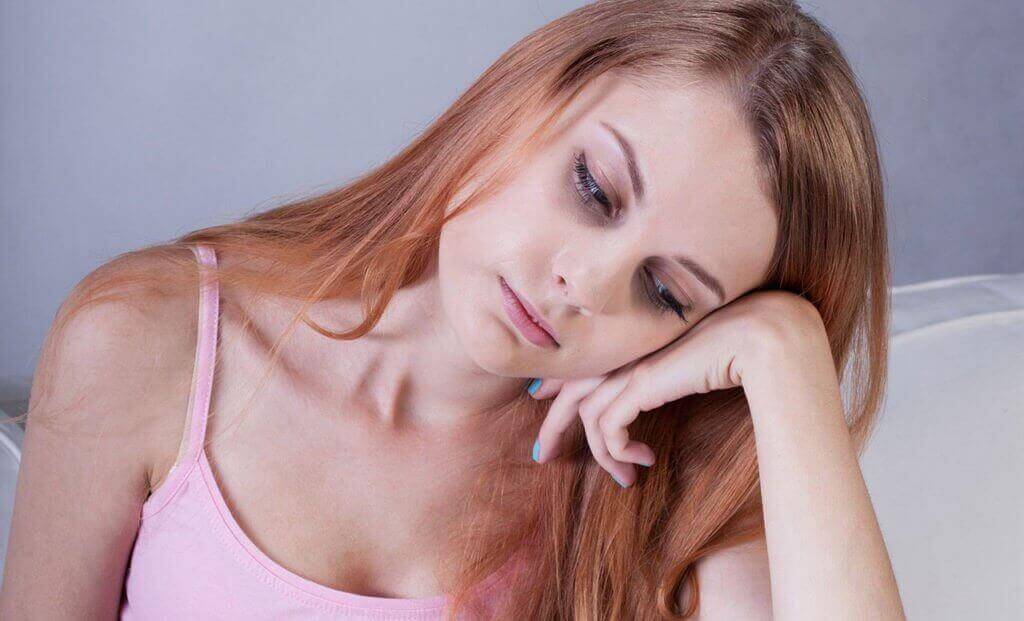 kadın yorgun uyanmış