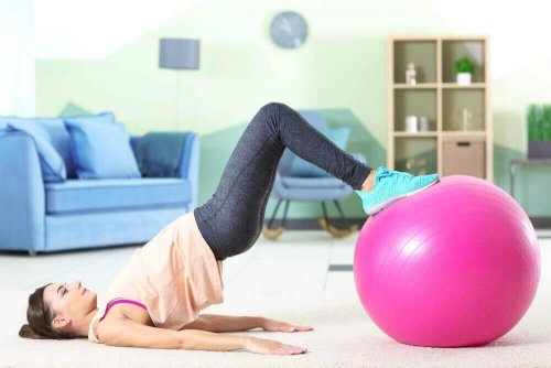 pilates topu pilates yapan kadın
