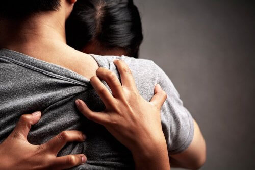 erkeğe sıkı sıkı sarılan kadın