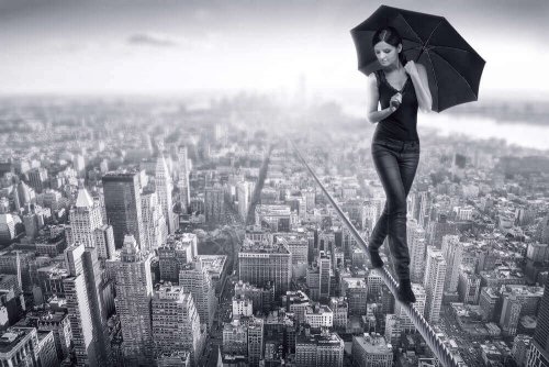 şemsiyeli kadın üstten şehir görünümü