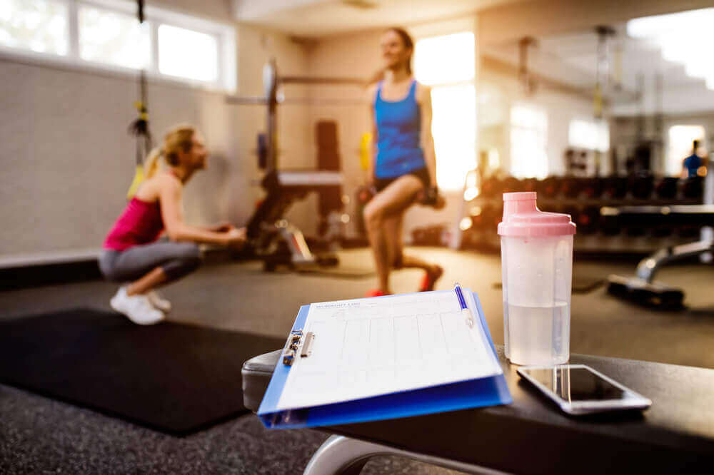spor salonunda egzersiz yapan kadınlar