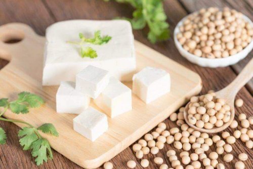 dilimlenmiş tofu ve hayvansal protein