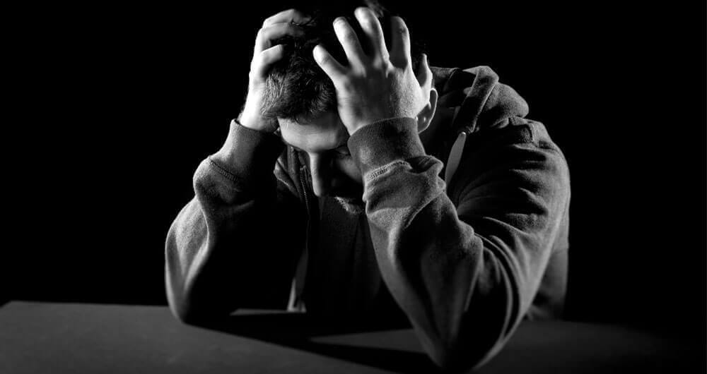 elleri kafasında duygusal tükenmişlik yaşayan adam