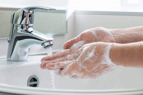 yıkanan eller sabun