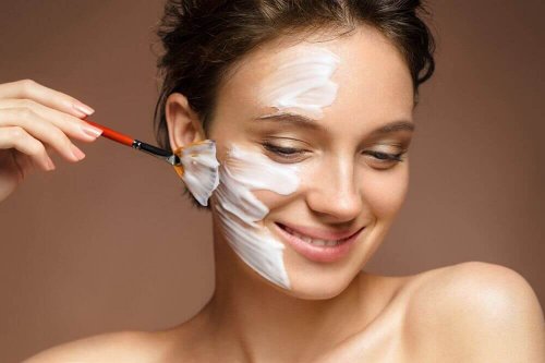 yüzüne bakım yapan mutlu kadın