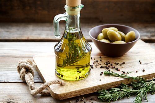 zeytin ve şişede zeytinyağı