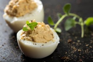 Birkaç Malzemeyle İçli Yumurta Hazırlamanın Dört Yolu